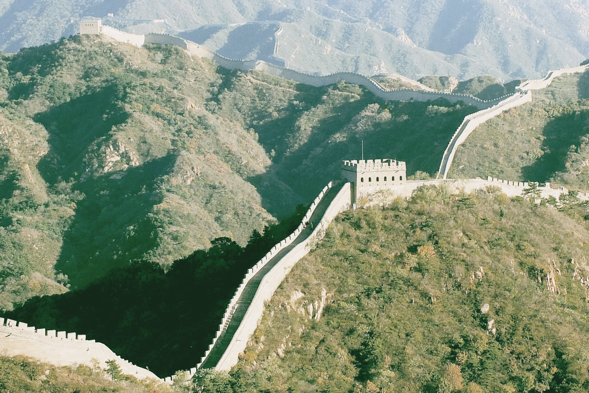 Какова длина великой китайской. Семь чудес света Великая китайская стена. 7 Современных чудес света китайская стена. Великая китайская стена чудо света или нет. Высота Великой китайской стены.