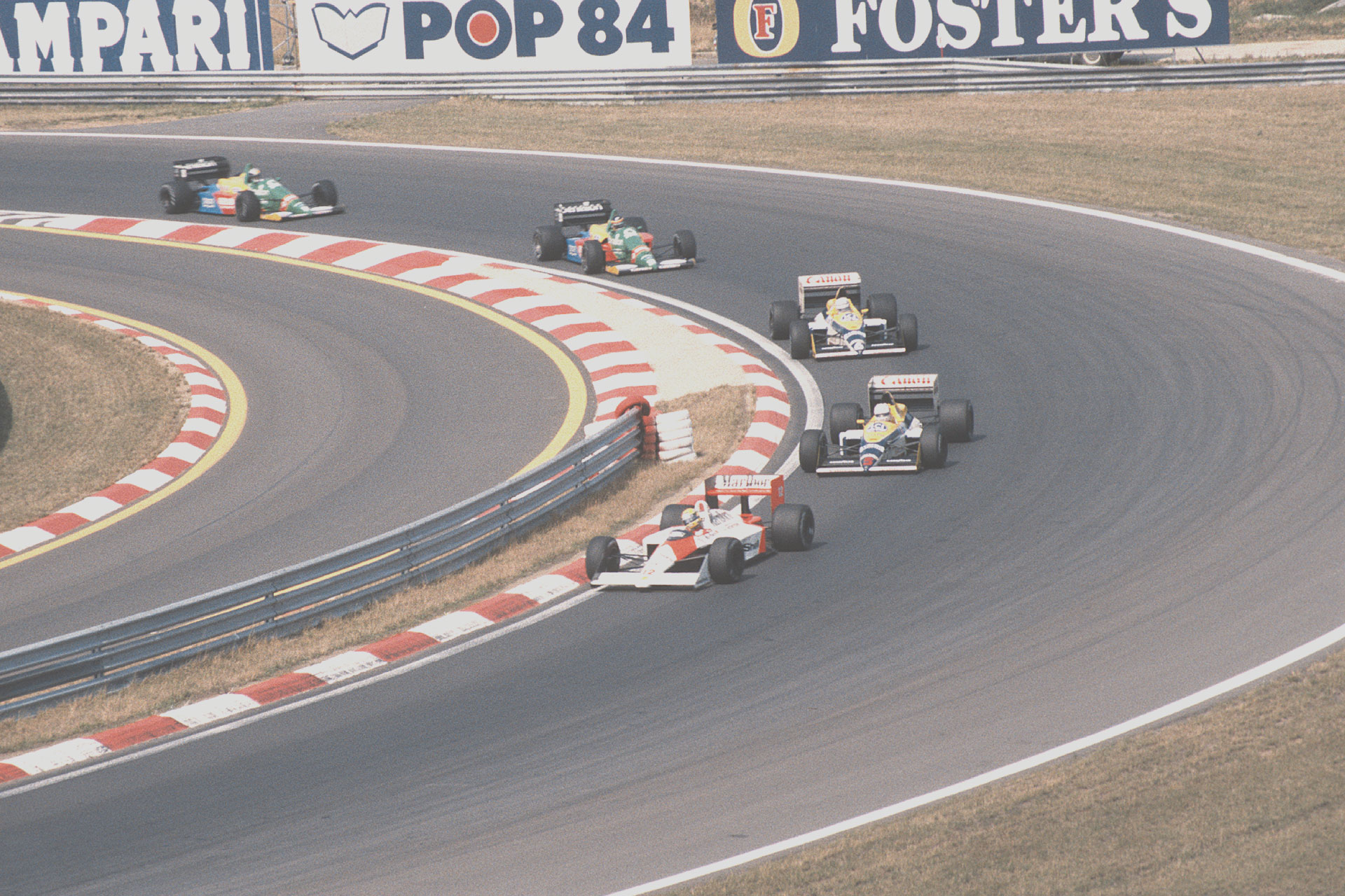 Ayrton Senna führt vor Nigel Mansell und Riccardo Patrese beim GP von Ungarn 1988